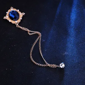 Detailaufnahme der vintage Hofstil blauen Strass Brosche mit Metall Kette Quaste Zubehör.