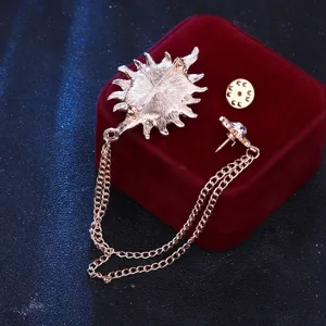 Goldfarbene Sonnen-Brosche mit doppelter Kette Quasten und Pin, detailiertes Herren Accessoire.