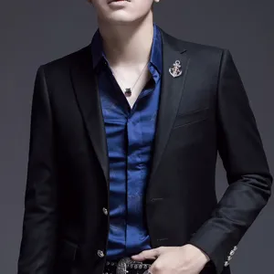 Blazer de costume noir élégant pour homme avec chemise en soie bleue et broche ancre tendance
