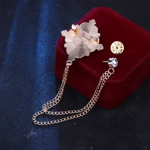 Antike goldene Kreuz Brosche für Herren, Metall Quette Kette Jacke Accessoires Detail.