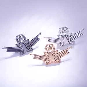 Detailansicht von metallischen Fuenfeck Stern Fluegel Broschen in drei Farben fuer Mode.