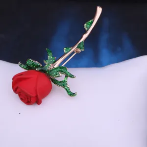 Elegante rote Rosen Brosche mit gruenen Blaettern und Goldstiel fuer Damen Modeaccessoire.