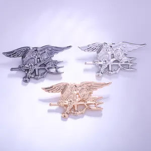Broche Aigle Trident Metal Detail Gros Plan Style Militaire Epingle Insigne Uniforme Mode