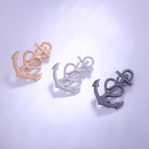 Vue détail de broche ancrage cœur tendance en or et argent. Accessoire en métal parfait.