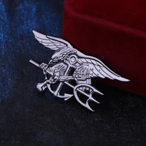 Broche badge en metal aigle ancres trident vintage pour hommes style uniforme militaire.