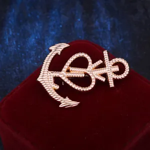 Vue détaillée de l'élégante broche ancre et cœur dorée, idéale pour la décoration de manteau.