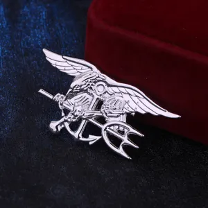 Broche insigne militaire en métal argenté aigle ancre trident pour uniforme homme chic.