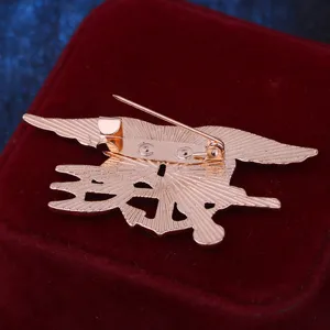 Broche badge militaire aigle ancre en metal rosegold vintage pour costume homme chic