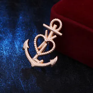 Vue détaillée d'une broche cœur ancre en or rose exquis, accessoire de mode élégant.