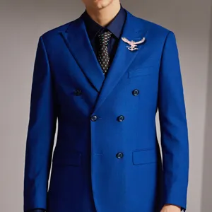 Primer plano detallado de un elegante broche de metal de águila y ancla para hombre azul.