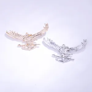 Vista detallada de broche ancla águila, accesorios de pin de ala de moda de metal oro y plata.