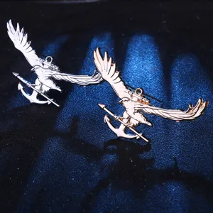 Vista detallada de broches de metal con águila y ancla, accesorios de moda plateados y dorados.