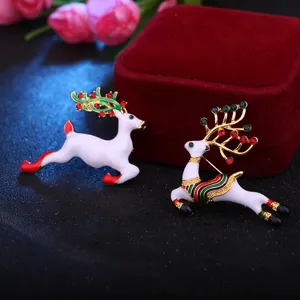 Detailansicht des Weihnachtsrentier Brosche Sets, exquisite Legierung Strass Emaillnadeln Geschenke.