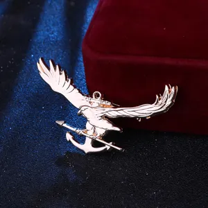 Vista detallada del broche de ancla de águila dorada, elegante accesorio de solapa de ala.