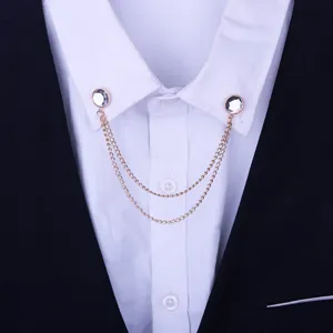 Détail de chaîne de col en strass, broches étincelantes avec délicates chaînes métalliques.
