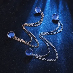 Gros plan détaillé d'une chaîne de col de chemise élégante avec cristaux de strass bleus.