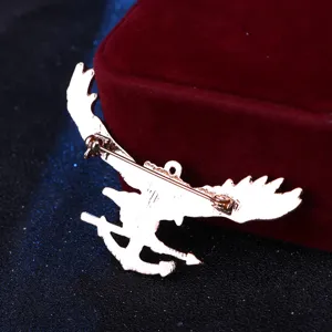 Detalle del reverso del broche de águila y ancla, mostrando el mecanismo de cierre metálico.
