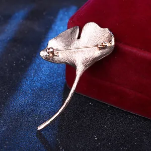 Detalle de la parte trasera del broche de hoja de ginkgo, elegante joya de moda botánica.