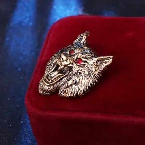 Detailaufnahme der Vintage Tierkopf Brosche, Retro Bronze Metall Anstecknadel mit roten Kristallen.