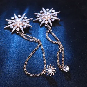 Detailaufnahme der Strass-Stern-Brosche mit Ketten, ideal als Anstecknadel für Anzüge.