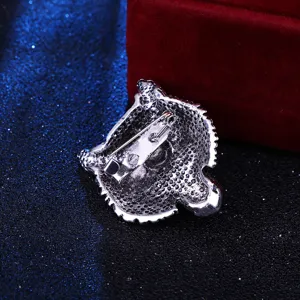 Detaillierte Ansicht der Rückseite der Vintage Bärenbrosche Metallstruktur Schmuck Zubehör