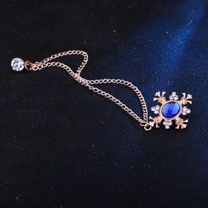 Elegante Kreuz Brosche mit Quasten Kette, goldfarbene Strass Kragennadel fuer Hemd
