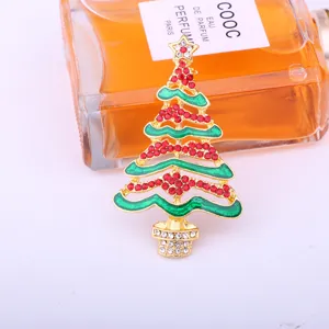 Christbaum Brosche, exquisite grüne Emaillierung und rote Strasssteine für festliche Weihnachtsfeier Mode.