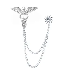Broche de cadena con diamantes de imitación caduceo y sol plateado accesorio de moda.