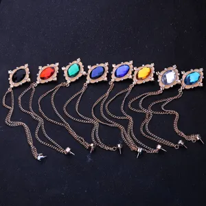 Luxeuropäischer Vintage Hofstil Herren Brosche mit Kettenquaste und bunten ovalen Edelsteinen.