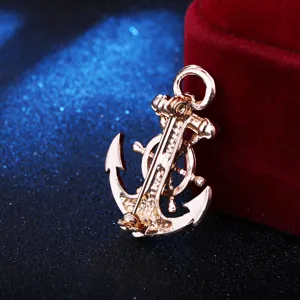Broche classique ton or ancre et roue de navire, design de goupille arrière détaillé pour hommes.