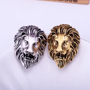 Detaillierte Ansicht der Vintage Löwenkopf Brosche in Gold und Silber für Herren.
