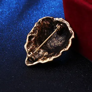 Antike bronzene Löwenkopf Brosche Rückseite Detail, sicherer Verschluss, Metallhandwerk.