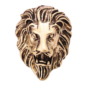 Detailaufnahme einer goldenen Löwenkopf-Brosche, Vintage-Reversnadel für Herrenjacken.