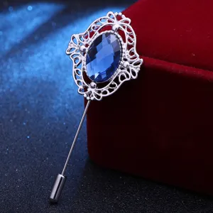 Detailaufnahme der blauen Kristall Brosche im Retro Hofstil, elegante metallene Anstecknadel.
