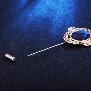 Antiker königsblauer Strass-Broschenstift, filigranes, ausgehöhltes Metall-Revers-Detail.