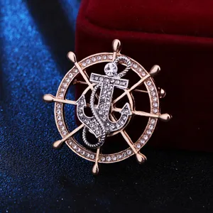 Primer plano de broche con ancla y timón de strass brillante para elegante chaqueta.