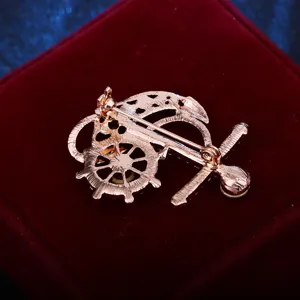 Detalle trasero del broche de ancla y timón náutico para hombre para trajes y chaquetas.