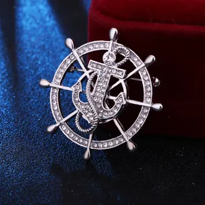 Exquisita broche de ancla de timón con diamantes de imitación, detalle de pin náutico.