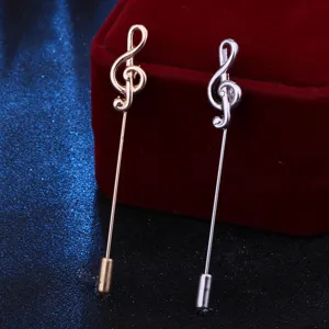 Feines Noten Reversnadel Detailbild, elegantes silbernes und goldenes Metall Accessoire.