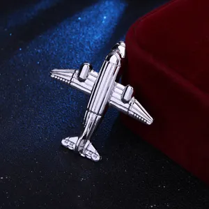 Broche de avión plateado vista detallada de cerca, accesorio de solapa de caza clásico.