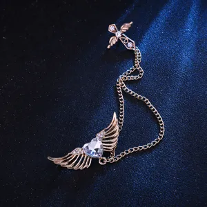 Vista detallada del broche de borlas cruz cristal corazón alas de ángel para joyería de mujer.