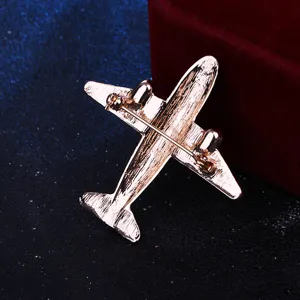 Vista detallada de broche avión vintage, pin de caza militar de metal para moda masculina.