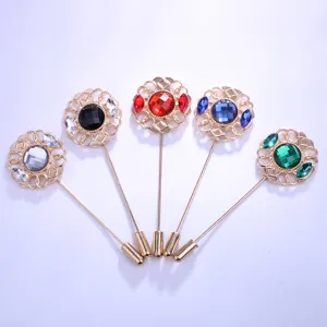 Gros plan détail de l'ensemble de broches à revers vintage avec des pierres précieuses.