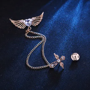 Exquisita broche de cadena con alas de ángel, corazón y cruz decorada con brillantes diamantes.