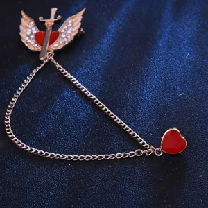 Vista detallada del broche de alas de ángel espada corazón con cadena de borla, joya vintage.