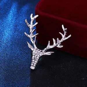 Spilla testa di cervo in strass argento, elegante distintivo animale per accessori cappotto.