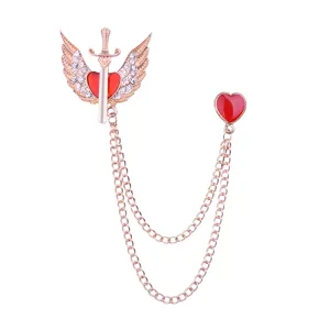 Elegante broche corazón rojo espada alas de ángel con cadena doble borla moda metal.