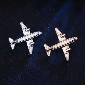 Broche de avión vintage para hombre, pin de caza clásico, accesorio de traje elegante.