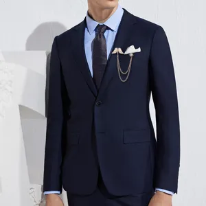 Primer plano de broche para hombre alas de ángel cadena borlas para solapa de traje elegante.
