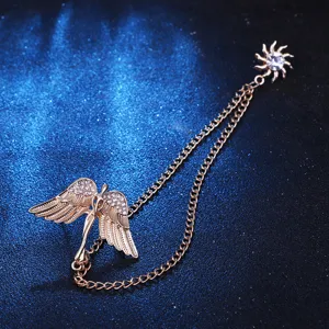 Exquisita broche dorada de alas de ángel y cadena de sol con brillantes pedrería fina.